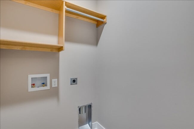 Building Photo - Skyway-Maxine Plan