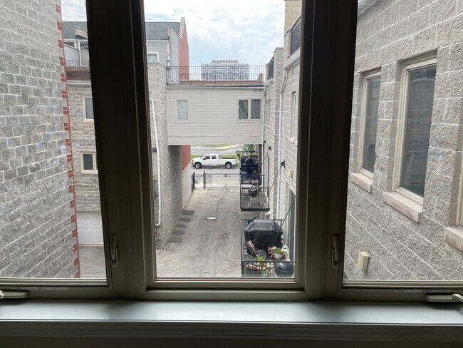 Building Photo - 4559 S King Dr