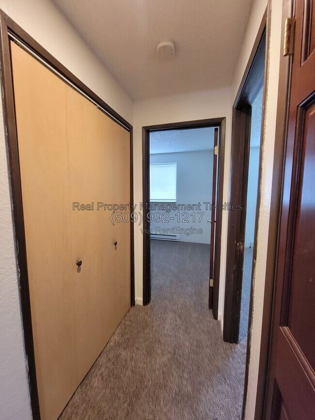 Building Photo - 1102 S Olympia Pl