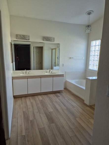 Building Photo - 1870 E Drake Dr