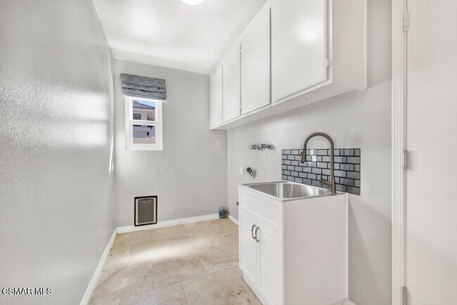 Building Photo - 852 Admiral Ct