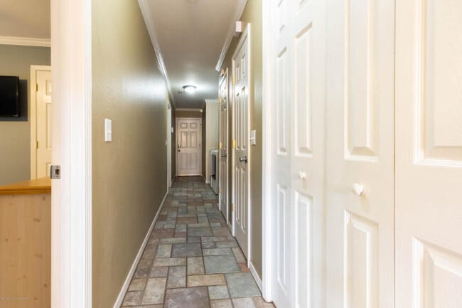 Building Photo - 4 Bedrooms 3 bathrooms, OFFICE 2 living rooms, and 2 car garage