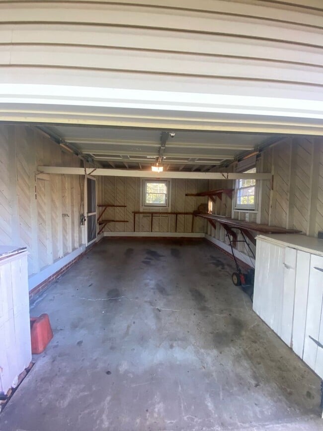 Building Photo - Nice 2 bedroom 1 bathroom home very close ...