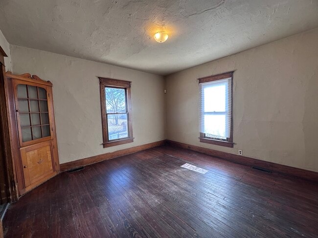 Building Photo - 905 Oak-