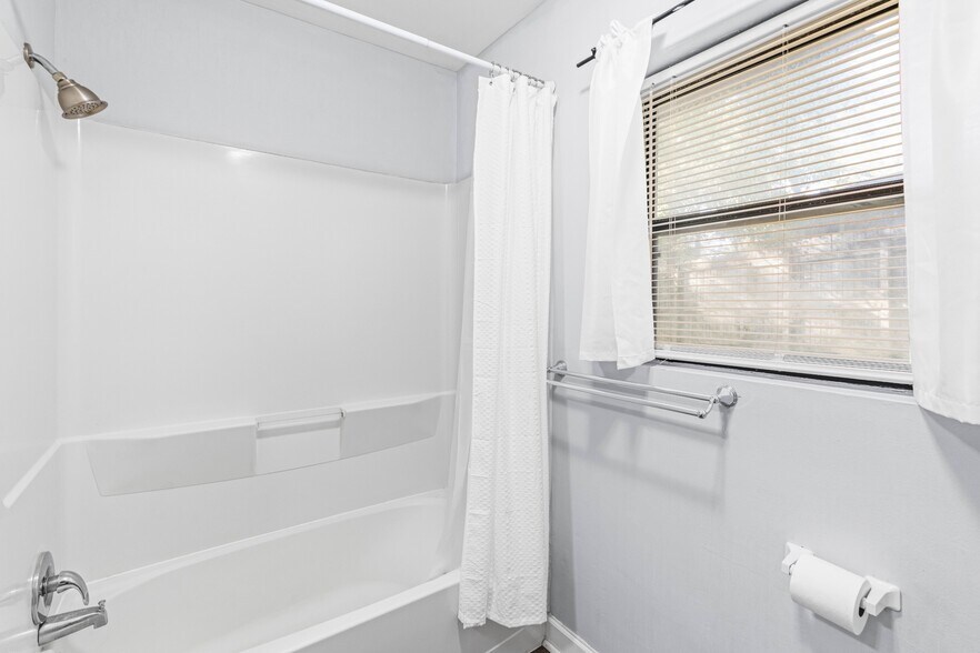 Building Photo - 300 Barclay Rd