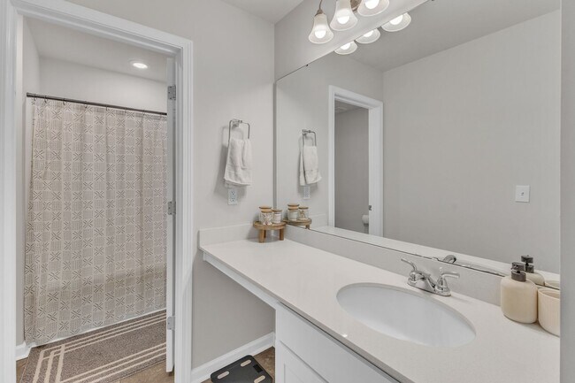 Building Photo - Spacious 3-Bedroom Home for Rent in Knight...