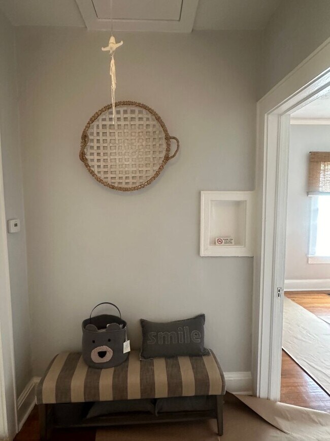 Building Photo - 3 bedroom 2 bath beautiful home with tons of character!