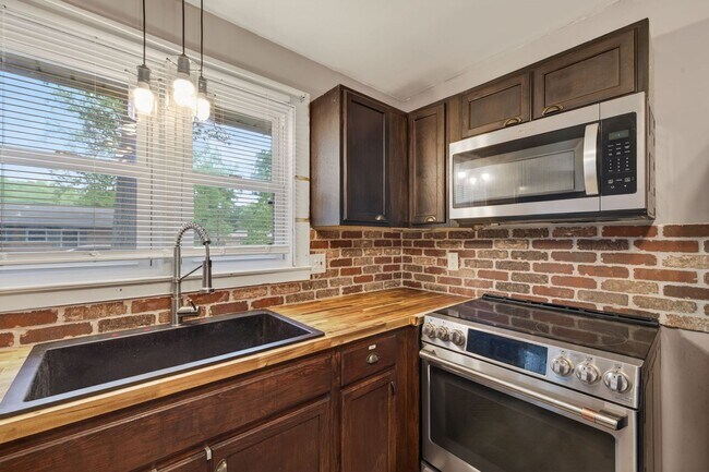 Building Photo - Brick Corner Ranch in Oak Manor-Chesapeake!