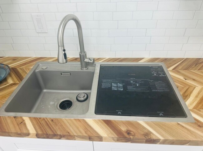 Building Photo - "Brand new" Cottage!  1-BR + den, totally ...