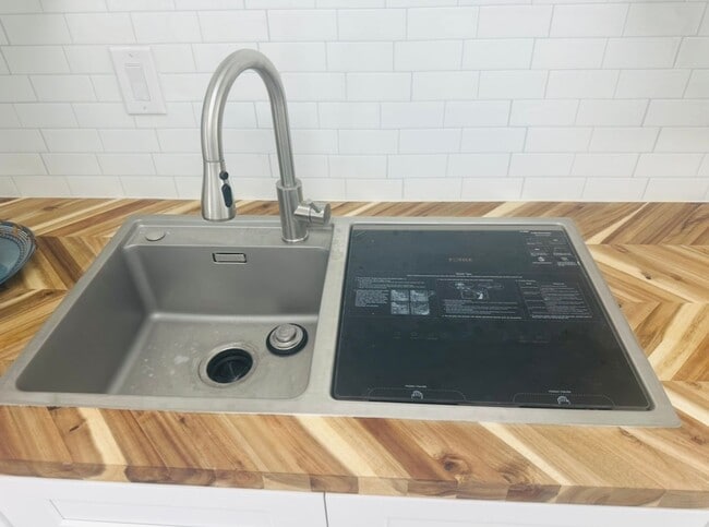 Building Photo - Free Rent until FEBRUARY 2026! Brand new" Cottage!  1-BR + den, totally remodeled!