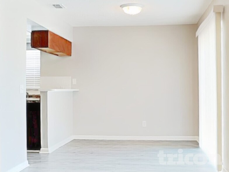 Building Photo - 309 Regal Park Dr