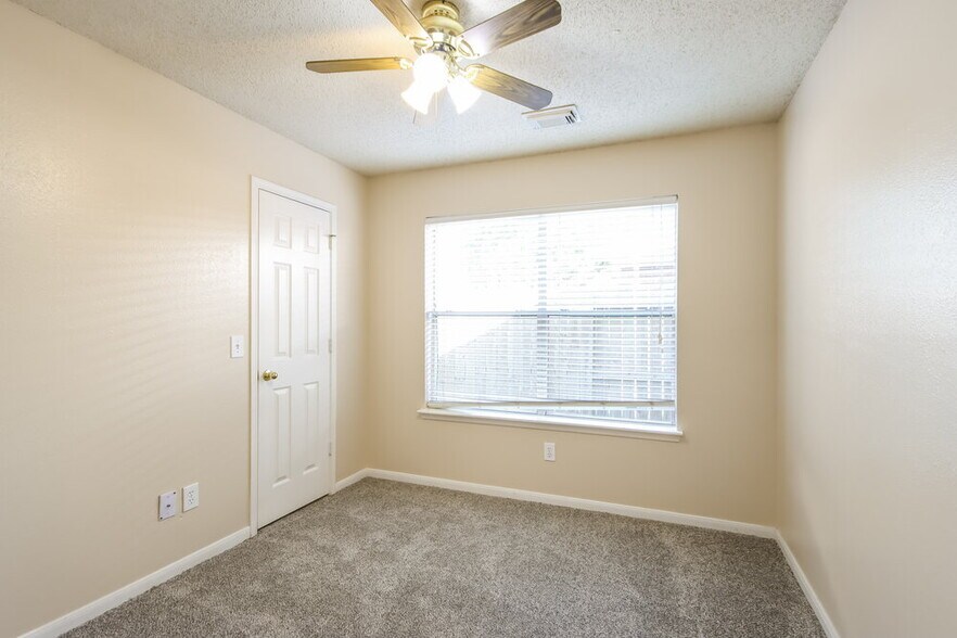 Building Photo - 7131 Maple Walk Dr