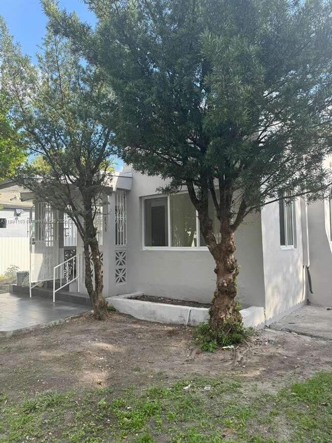 Building Photo - 858 NW 29th Terrace