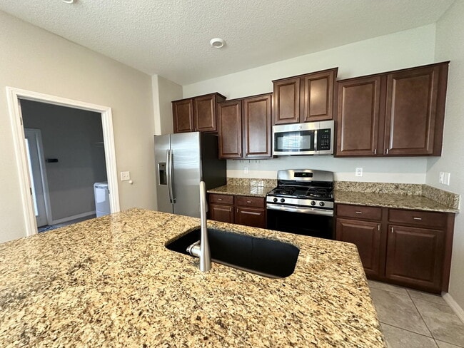 Building Photo - Charming 3-Bed Oasis with 2.5 Baths in Beautiful Bexley!