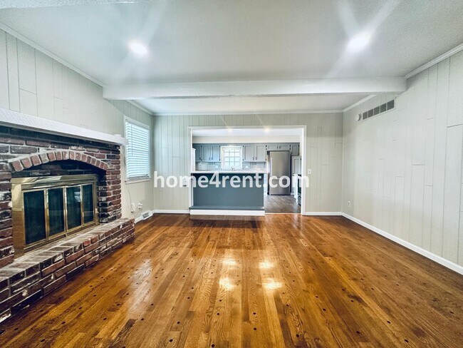 Building Photo - Cozy Ranch Home in Shawnee w/ Plenty of Natural Light, Wood Floors Throughout and an Updated Kitc...