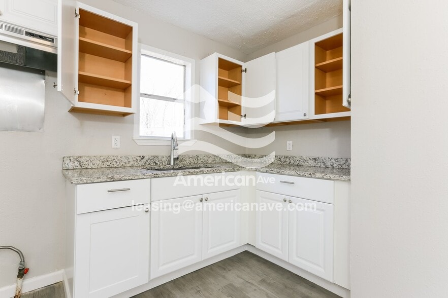 Building Photo - 1001 King St