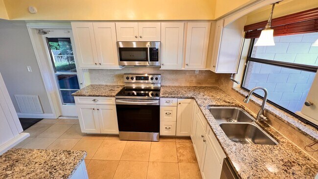 Building Photo - Timeless Charm Meets Modern Comfort in the Heart of Winter Park! WASHER & DRYER INCLUDED!