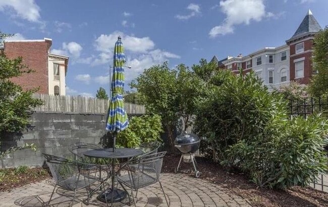 Building Photo - 2 Bedroom Beauty in Bloomingdale! Pets Wel...