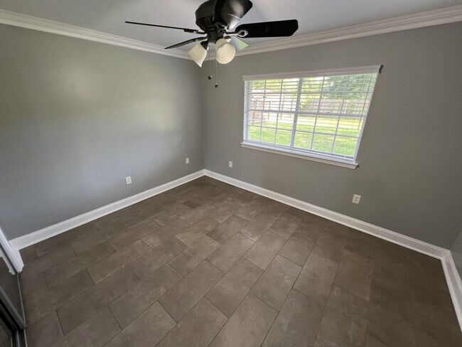 Building Photo - Charming 3 Bedroom Home in a Prime Zachary Location & School District!