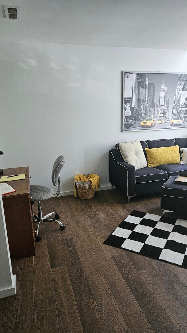 Building Photo - 415 W 7th St