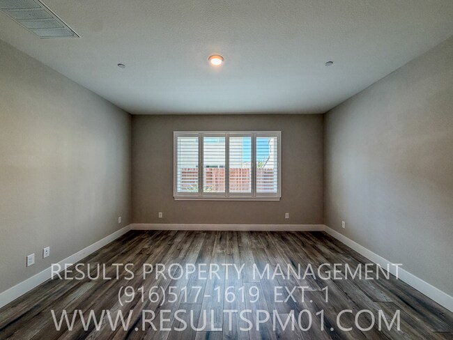 Building Photo - 587 River St
