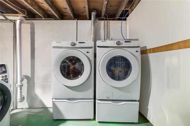 Building Photo - 1059 E Shore Rd