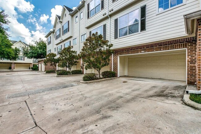 Building Photo - 9200 Westheimer Rd