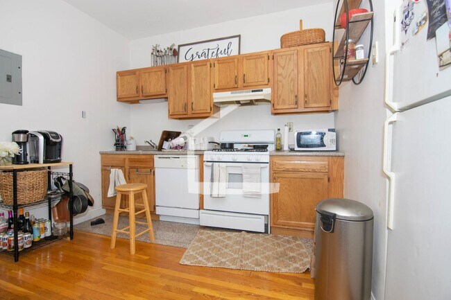 Building Photo - Great Value 4-bed, 2-bath w/ Heat/ Hot Water Included