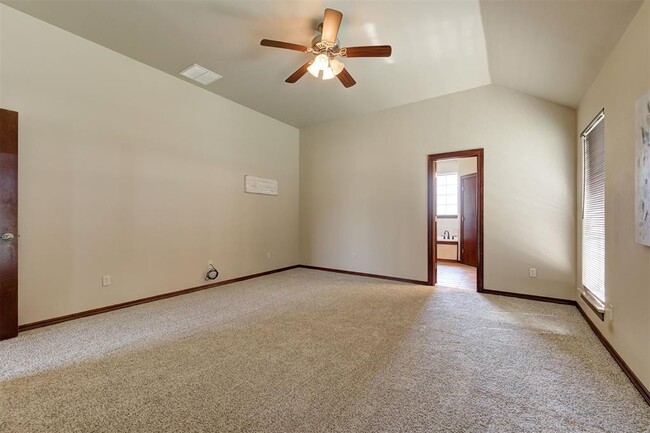 Building Photo - 1920 Fairway Dr