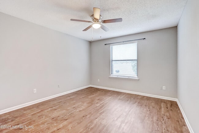 Building Photo - 10460 Roxbury Ln