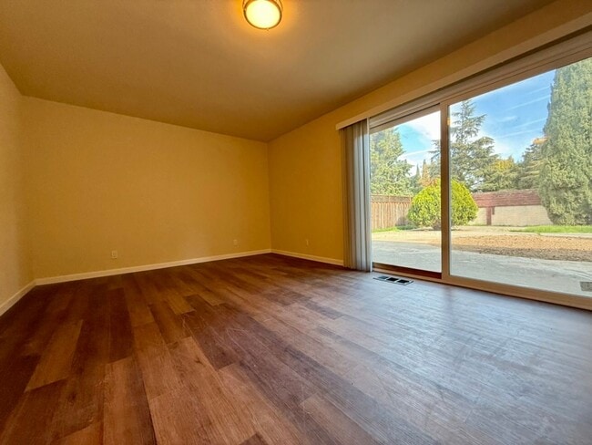 Building Photo - Beautiful, Completely Remodeled 4 Bed 2.5 Bath Fremont Home - Huge Bonus Room