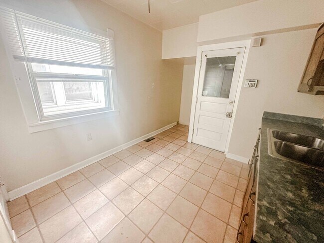 Building Photo - Three bedroom home available for move in. Well kept, clean, and ready to go!