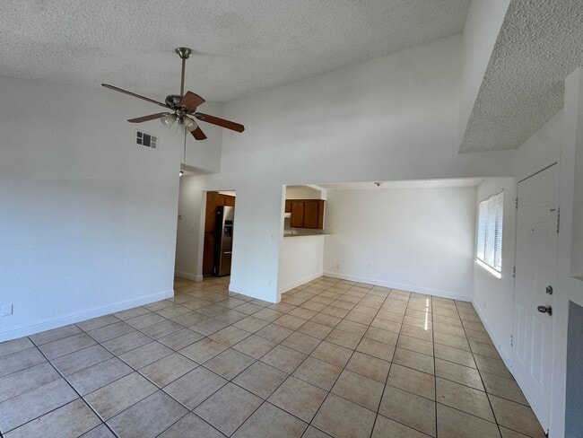 Building Photo - 1190 S Winery Ave