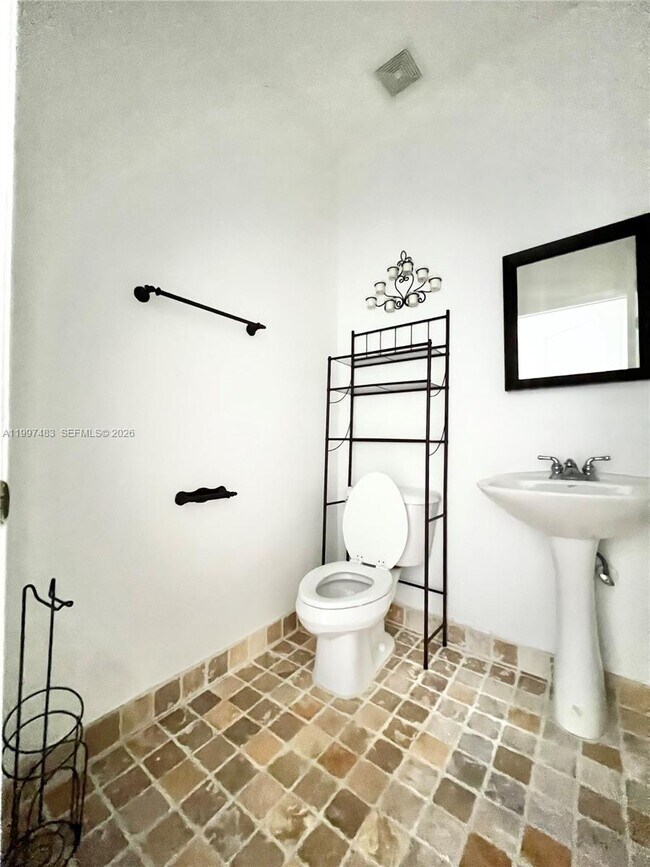 Building Photo - 3910 NE 13th Dr