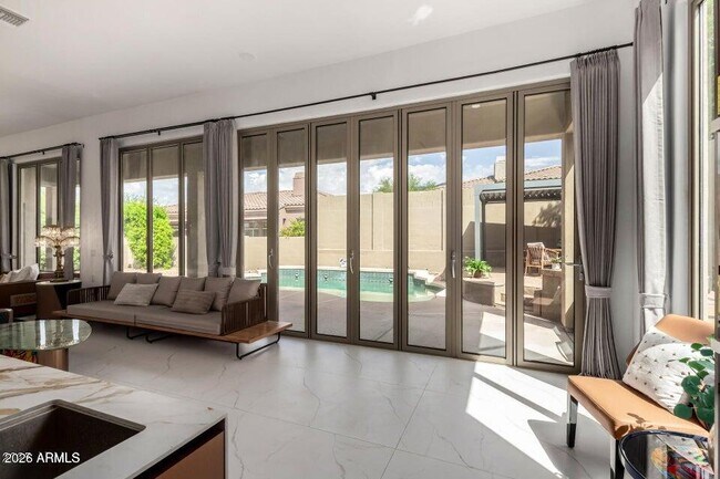 Building Photo - 11312 E Greenway Rd