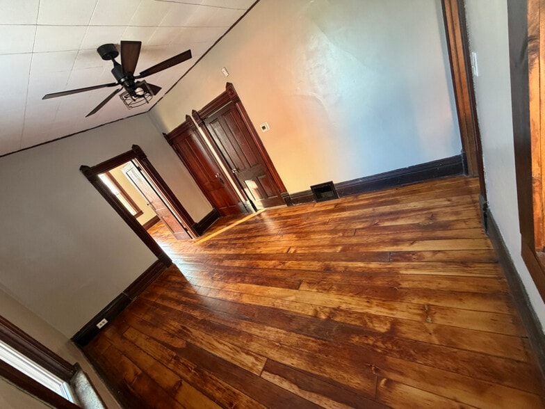 Building Photo - 489 Almond St