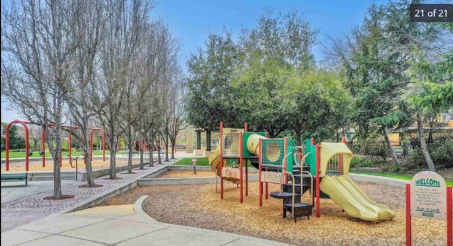 Building Photo - End Unit Townhome with Privacy and Lots of...