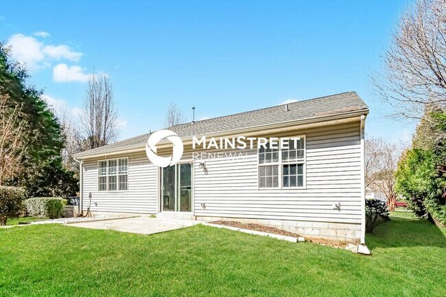 Building Photo - 4 Bedroom Pet-Friendly Home in CHARLOTTE, NC with Main Street Renewal
