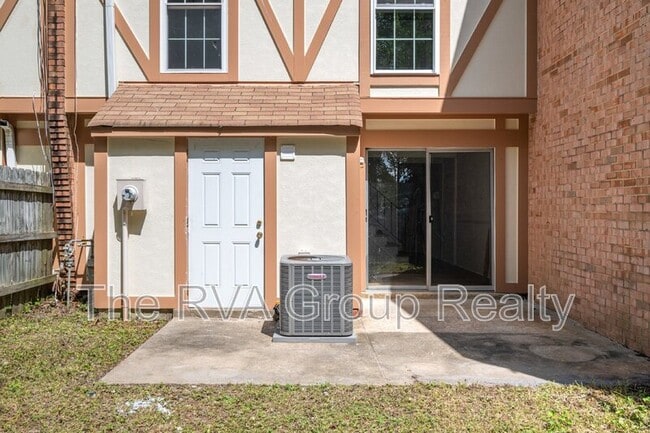 Building Photo - 749 Pleasant St
