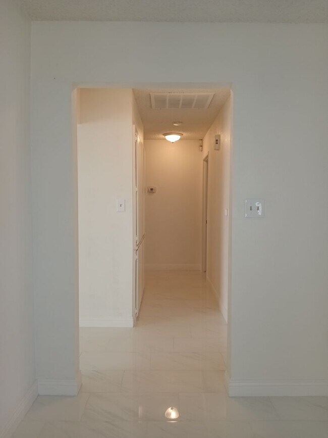 Building Photo - South Bakersfield Home – New Price $2,195!