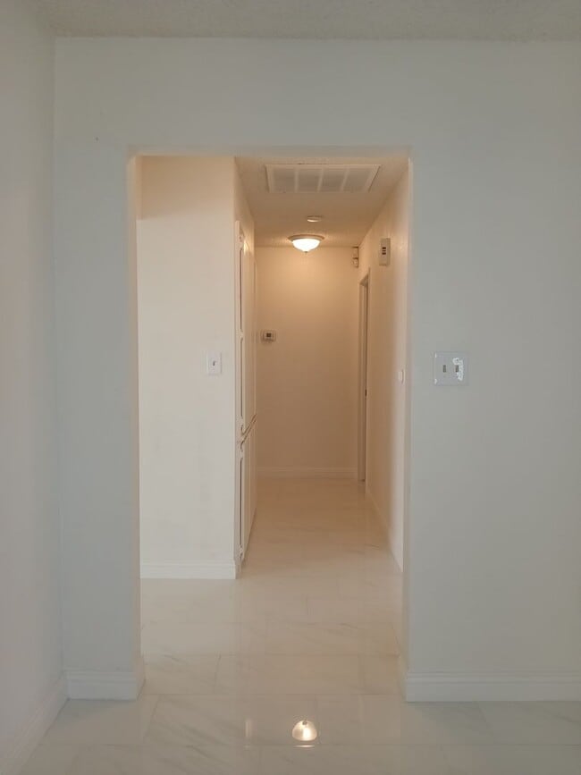 Building Photo - Stylish and Pet-Friendly 3-Bedroom Home in...
