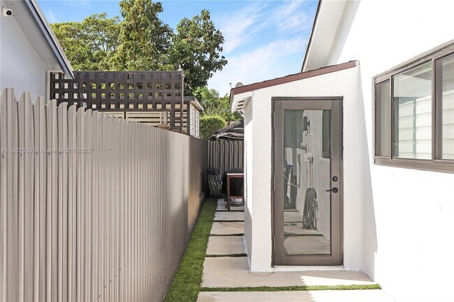 Building Photo - 11020 SW 140th Ave