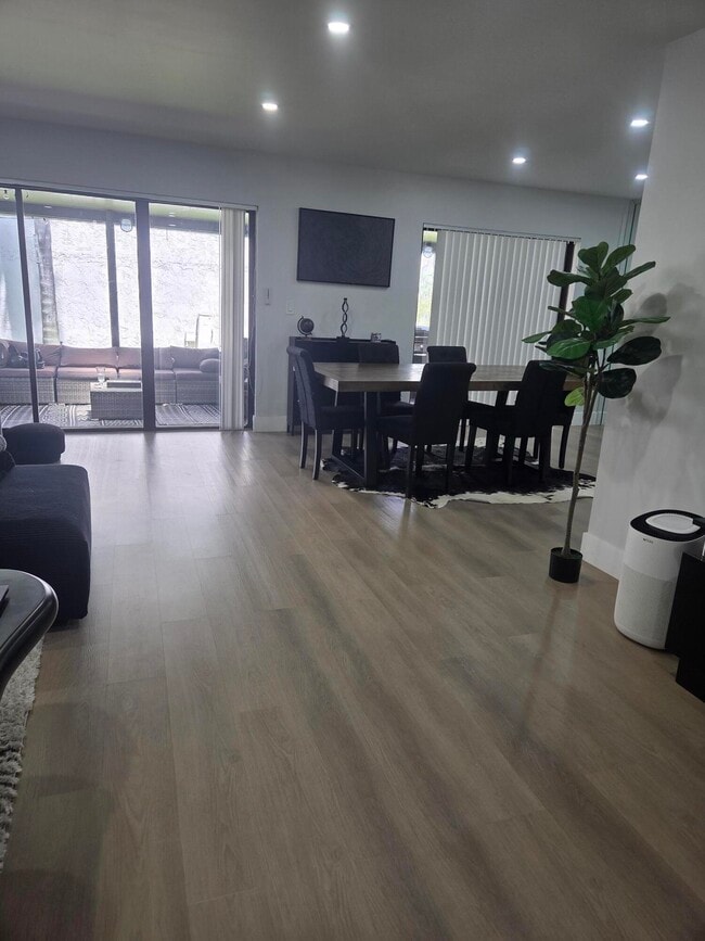 Building Photo - 9727 N New River Canal Rd