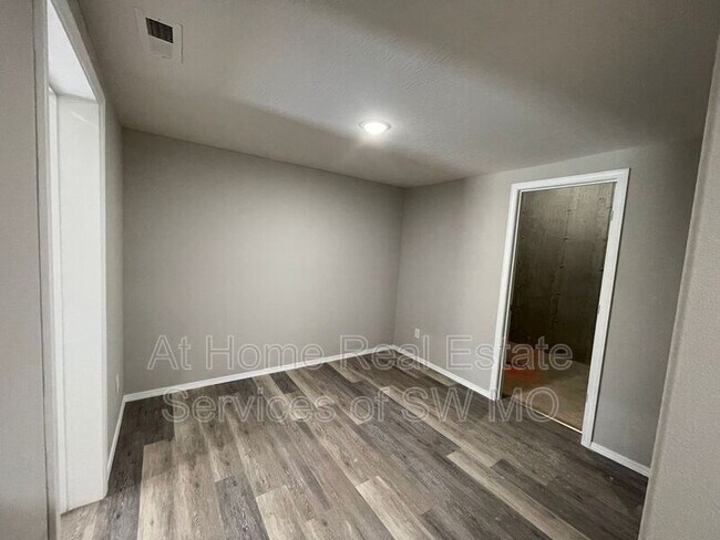 Building Photo - 656 S Southgate Dr