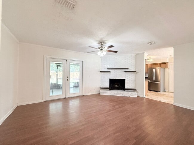 Building Photo - Spacious Living, Modern Updates & Fully Fenced Yard
