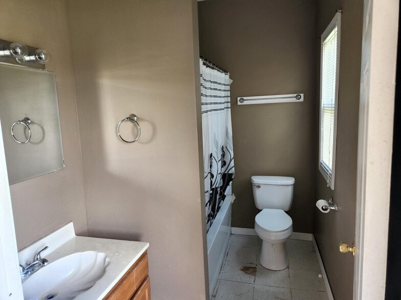 Building Photo - 129 Manhattan St