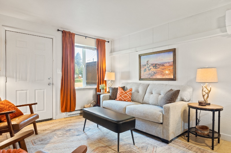 Primary Photo - 661 8th Ave E N