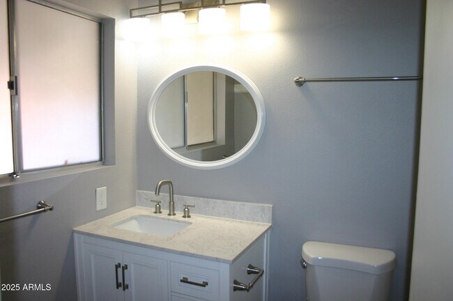 Building Photo - 2217 S Las Flores