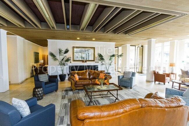 Building Photo - Spacious Top-Floor 1BR Condo with Ocean Vi...