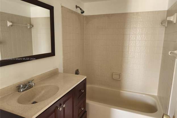Building Photo - 9962 Twin Lakes Dr